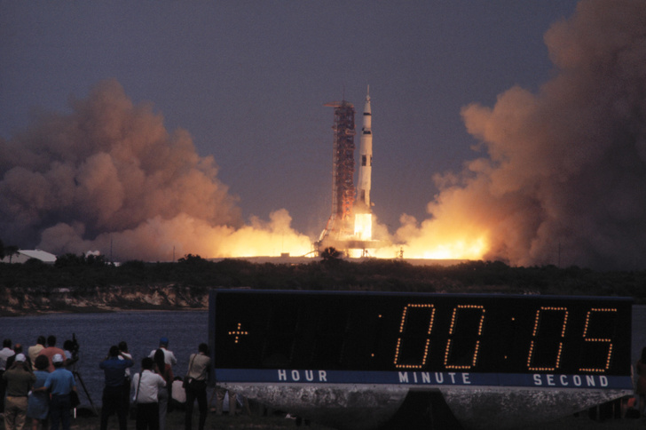 Старт ракеты-носителя «Сатурн» с космическим кораблем «Аполлон-13». На табло показано время, оставшееся до старта