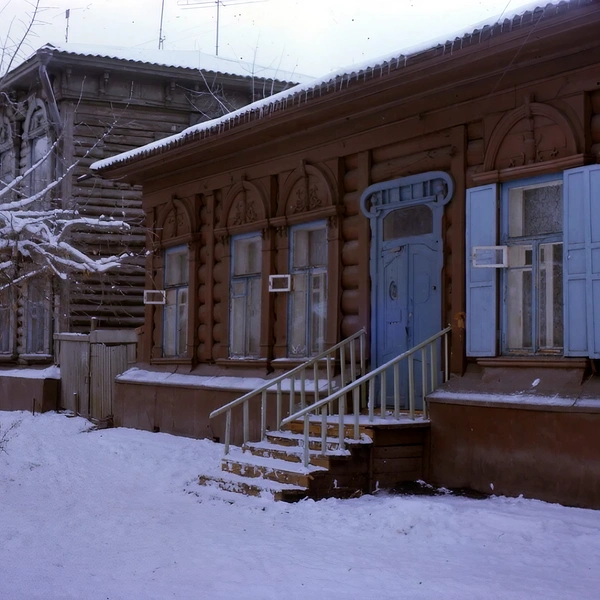 Снимок 1992 года. Крыльцо и резной вход остались, правда, теперь они перекрыты небольшой пристройкой | Источник: pastvu.com