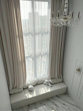 Есть решения для помещений с высокими потолками и панорамными окнами | Источник: салон «Мадам Шторкина»