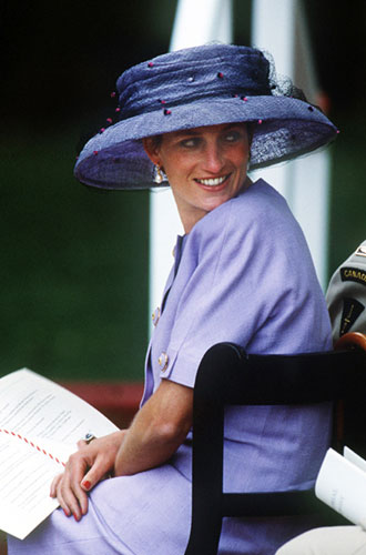 1994Леди Ди в платье Catherine Walker и шляпе Philip Somerville в Лондоне в июне 1994 года в Грин-парке.