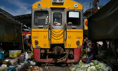 Рынок в Таиланде, через который несколько раз в день проезжает поезд (фото и видео)