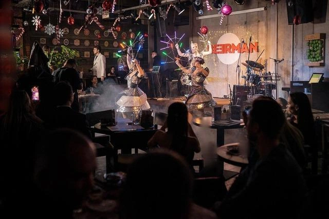 Гостей ждут по-новогоднему украшенные интерьеры и атмосфера праздника | Источник: BEERMAN