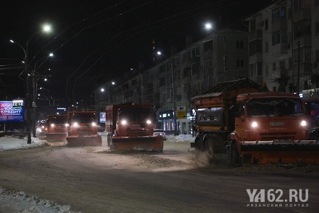 Уборка улицы в центре Рязани