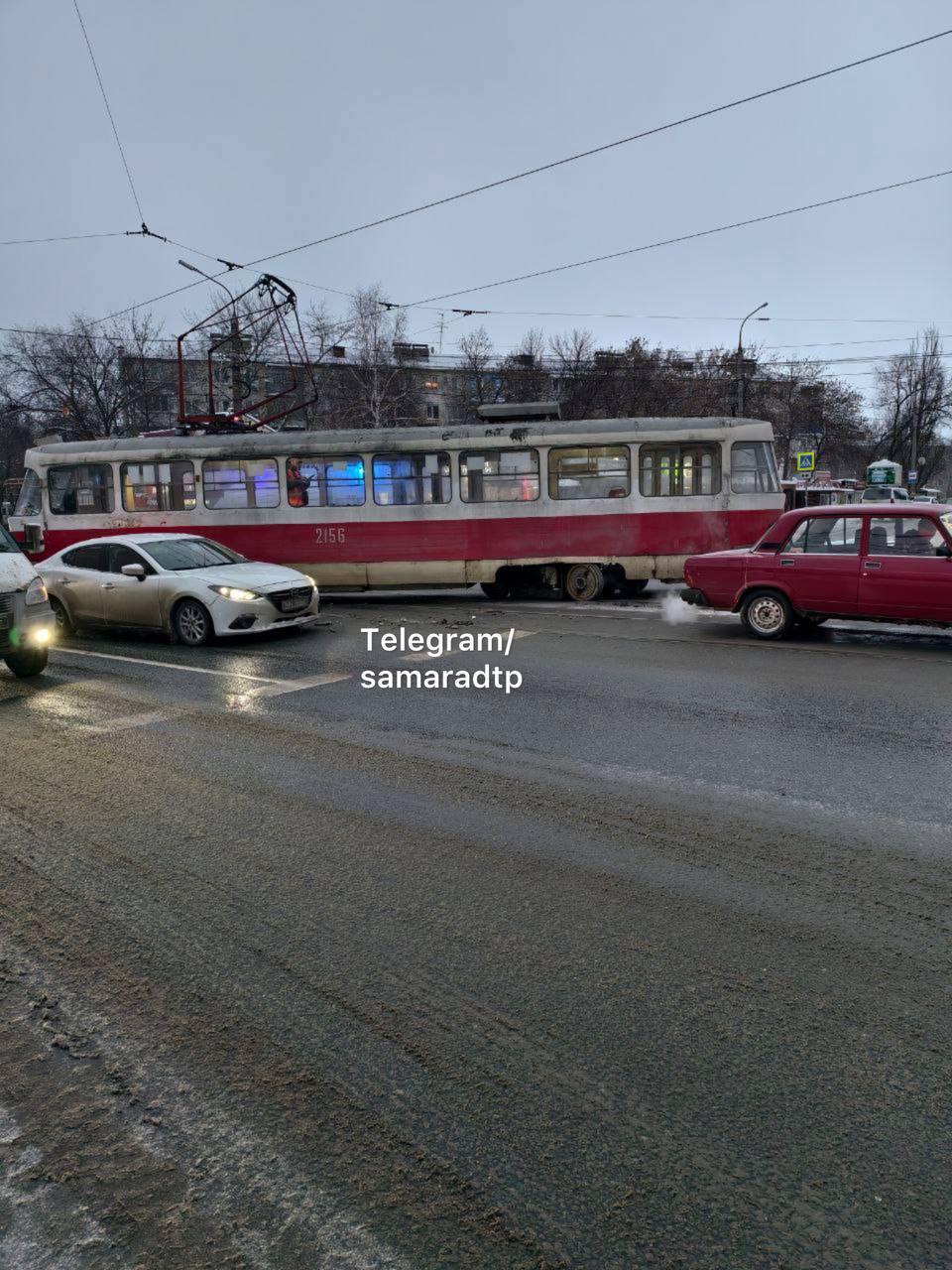 В Самаре легковушка вышибла трамвай с рельсов — видео