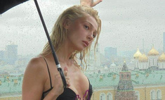 «А где грудь?»: Настя Ивлеева показала неожиданные фото на фоне Кремля, прилюдно обнажившись