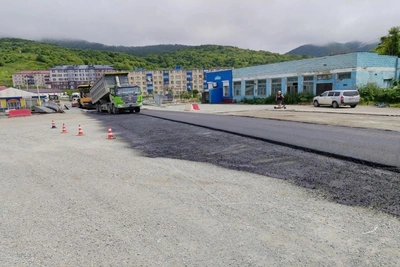 В Холмском районе приступили к асфальтированию моста через реку Правда