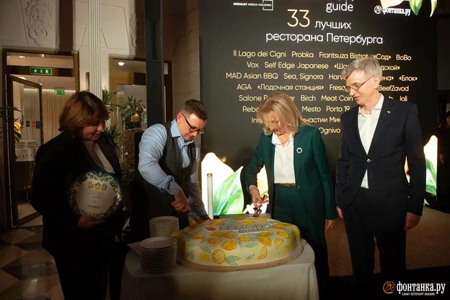 Разрезание торта в честь пятилетия премии Lemon Guide | Источник: Сергей Николаев / FONTANKA.RU