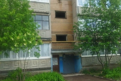 Выбиты стекла в подъезде в Соколовке