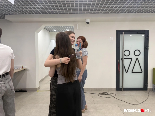 Ученицы поддерживают друг друга | Источник: Мария Сидорова / MSK1.RU