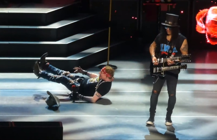 Солист Guns N' Roses упал во время выступления, но юмором сгладил конфуз (видео)
