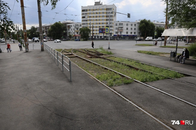 И это проблема не только центра. Вот, например, перекресток проспекта Победы и улицы Горького. Предполагается, что забор должен вынудить пешеходов идти в обход | Источник: Наталья Лапцевич