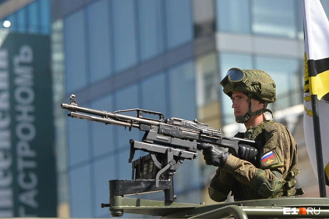 Похожие установки на пикапах показывают военные на парадах | Источник: Максим Воробьев / E1.RU