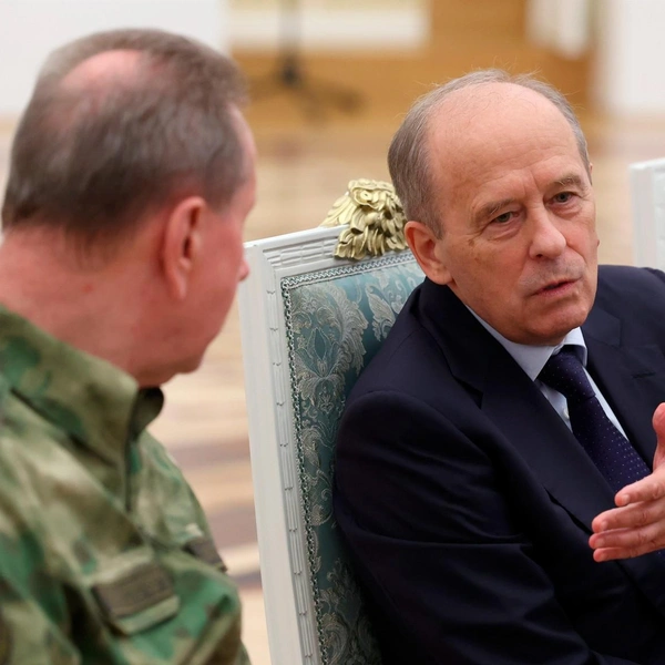 Директор Федеральной службы войск национальной гвардии Виктор Золотов и директор ФСБ Александр Бортников. | Источник: kremlin.ru