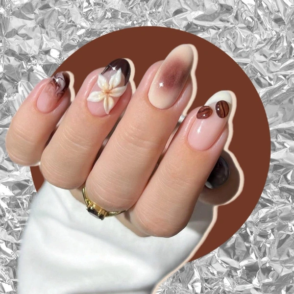 Маникюр цвета кофе с ванилью — изящный дизайн ногтей на осень 2025 | Источник: theGirl