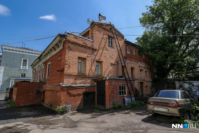 Жильцы переживают из-за трещин, расползающихся по фасаду | Источник: Наталья Бурухина / NN.RU