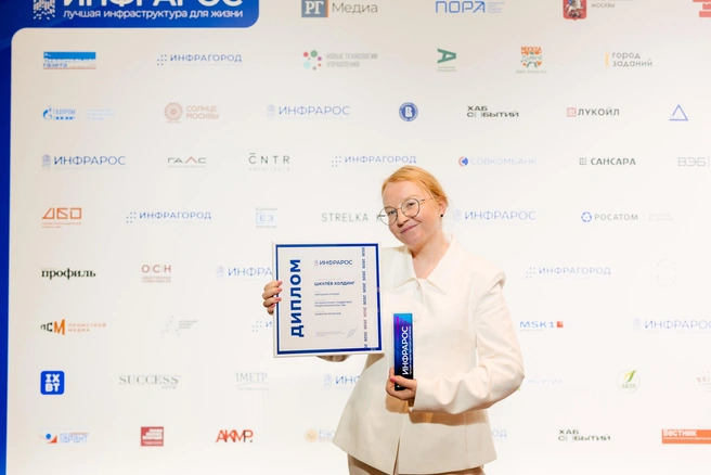 Оксана Маклакова с заслуженной наградой | Источник: «Инфрарос»