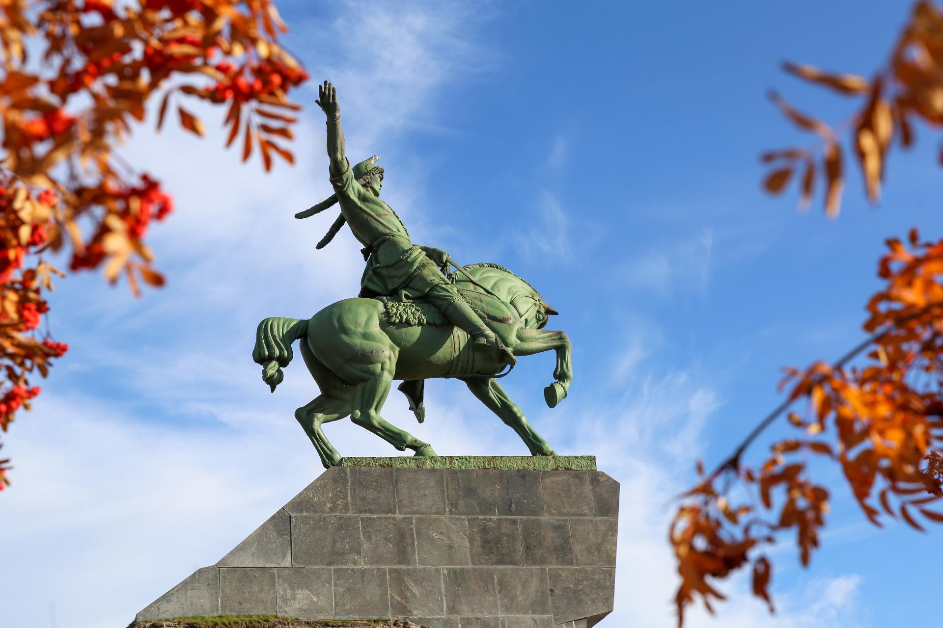 Памятник республика башкортостан. Памятник Салавата Юлаева в Уфе. Памятник Салавату Юлаеву в Уфе. Башкортостан Салават Юлаев памятник. Салават Юлаев статуя.