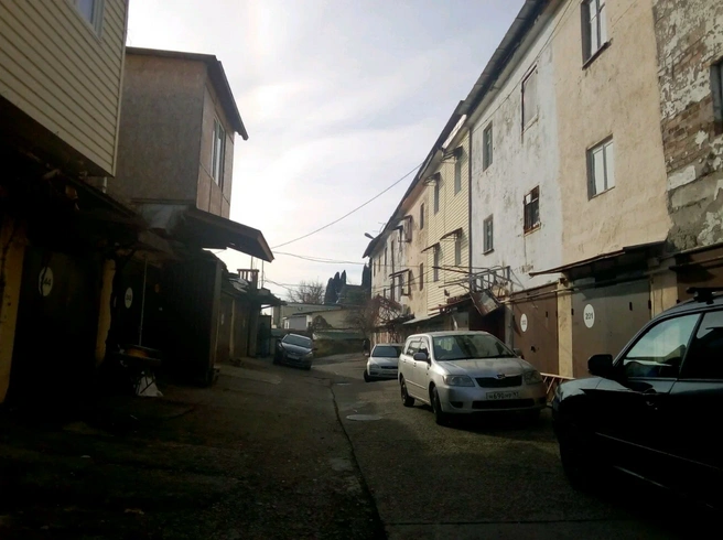 В Сочи Иван жил в «гаражном квартале» — этакие российские трущобы | Источник: Яндекс Карты / yandex.ru