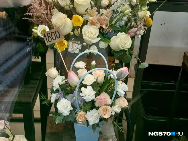 Нежная весенняя композиция во флорабоксе за 1800 рублей | Источник: Анастасия Харламова / NGS70.RU