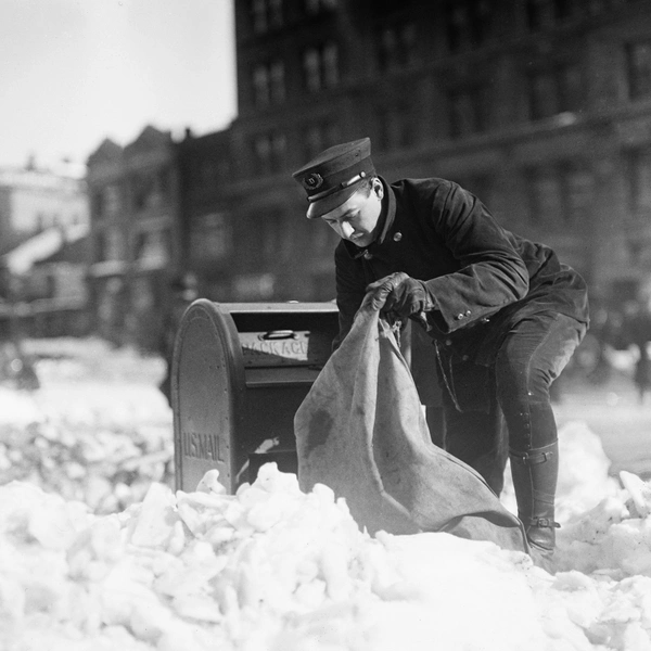 Почтальон забирает почту из почтового ящика после метели, Вашингтон, округ Колумбия, США, Харрис и Юинг | Источник: ZUMA Press, Inc./via Legion Media