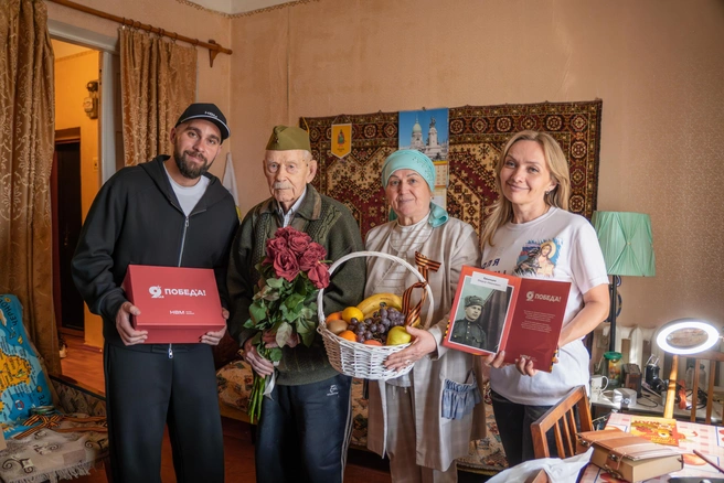 Представители ГК «НВМ» вручили Федору Ивановичу памятные подарки | Источник: «КАП»