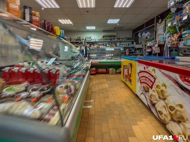 Здесь продаются и продукты, и одежда, и бытовая химия | Источник: Булат Салихов / UFA1.RU