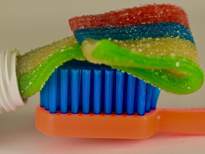 Существуют зубные пасты с индикаторами, которые помогают контролировать качество чистки зубов. | Источник: Татьяна Августова