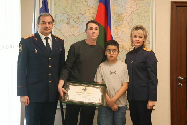 Андрея Напалкова за спасение мальчика (оба&nbsp;— на фото в центре) накануне наградили в региональном управлении СК | Источник: @su_skr74