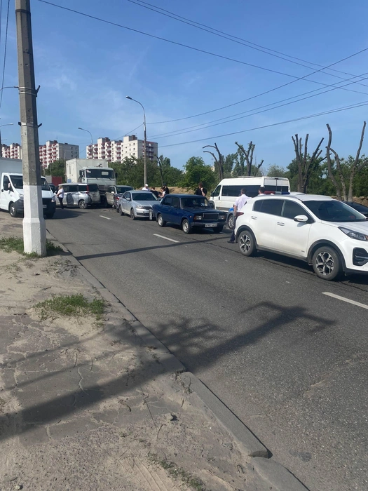 Пробка растянулась на несколько километров в обе стороны | Источник: читатели V1.RU
