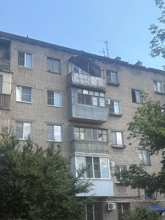 А вот так выглядит балкон, на который упали несколько кирпичей | Источник: читатели V1.RU