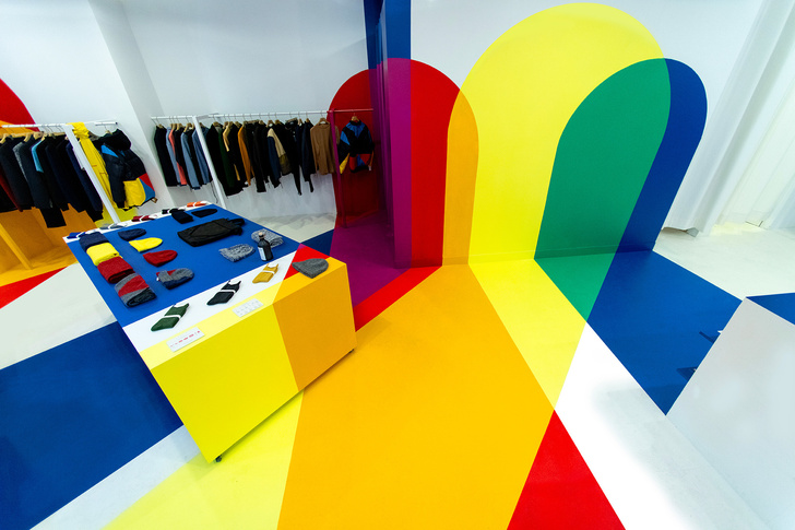Яркий бутик мужской одежды в Париже (фото 0)