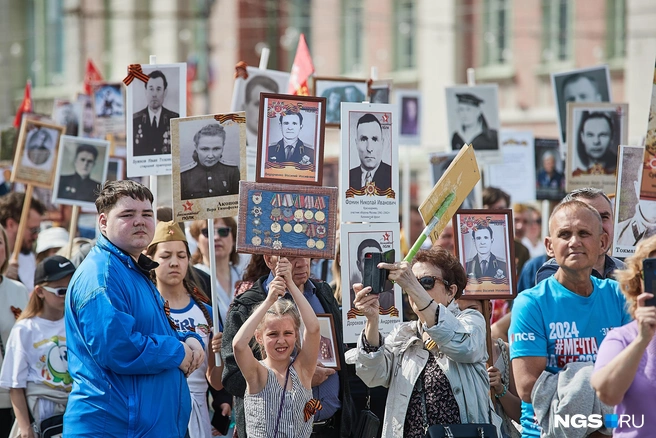 «Бессмертный полк» шел больше часа | Источник: Александр Ощепков / NGS.RU