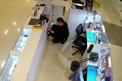 Амбалы украли 11500 рублей из кассы в ТЦ Глобус