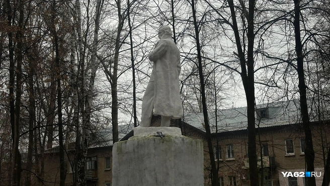 В сквере вы не посидите, но точно почувствуете атмосферу 1950-х, когда он только появился вместе с микрорайоном Городская Роща | Источник: Виктория Улитова / YA62.RU