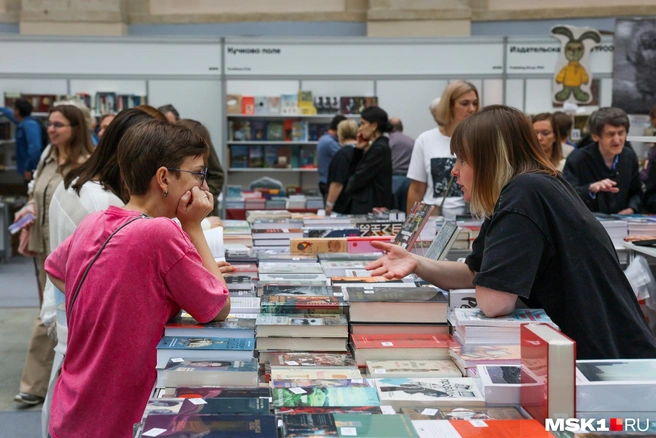 Посетители листают книги | Источник: Артем Устюжанин / MSK1.RU