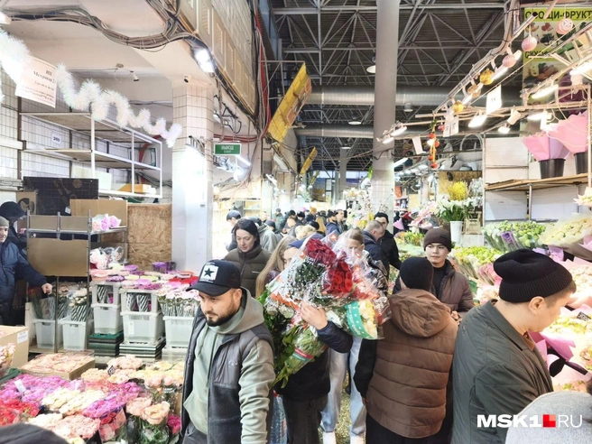 Москвичи закупаются цветами к 14 Февраля | Источник: Михаил Мечев / MSK1.RU