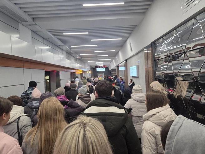 Очереди и скопления людей наблюдались на станции метро у «Сибирь-Арены». | Источник: Елизавета Шаталова / NGS.RU