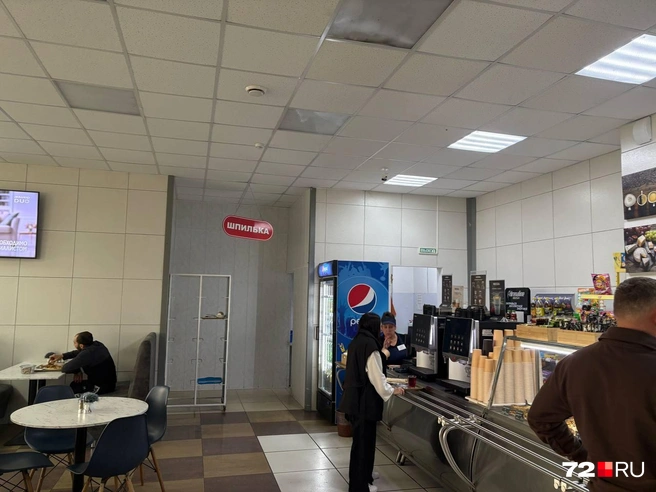 В столовой работает система самообслуживания: с подносом вы выбираете еду и затем, после приема пищи, убираете за собой грязную посуду  | Источник: Мария Токмакова / 72.RU