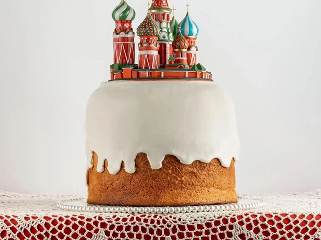 Кулич с Московским Кремлем из мастики от French Cake | Источник: кондитерская French Cake