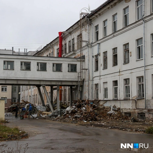 Со стороны двора работы уже кипят | Источник: Наталья Бурухина / NN.RU