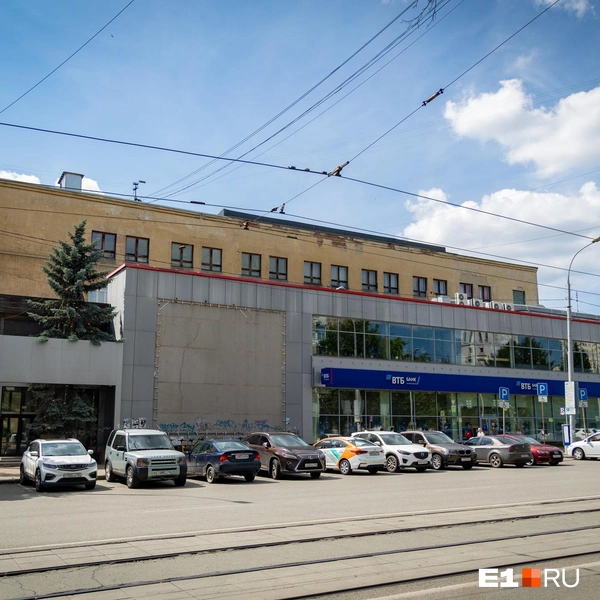 Входную группу развлекательного центра закрыли наглухо | Источник: Владислав Лоншаков / E1.RU