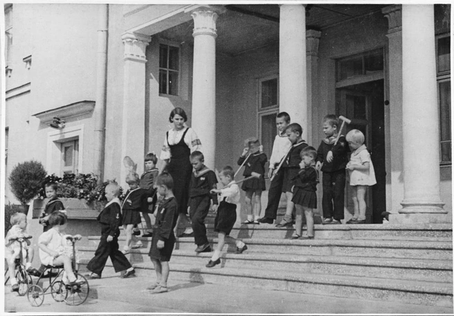 Воспитанники первого детсада ЧТЗ на прогулке, 1932 год | Источник: ОГАЧО, из фондов музея ЧТЗ