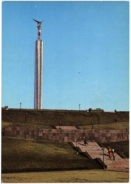 Вид на склон у площади Славы, 1976 год. На знаменитый монумент собирали по рублю со всей Самары | Источник: коллекция музея им. П.&nbsp;В.&nbsp;Алабина