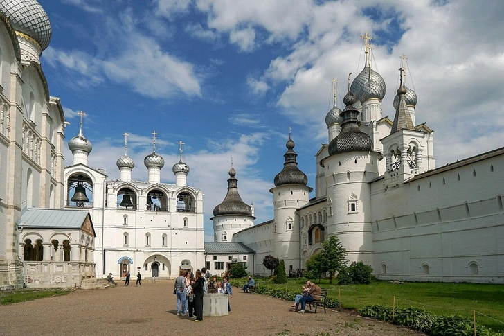 Ростовский кремль, звонница | Источник: Goussew, CC BY-SA 4.0, via Wikimedia Commons