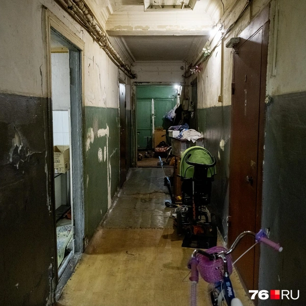Что снаружи, что внутри&nbsp;— дом стоит в «заплатках» | Источник: Александр Куренной / 76.RU