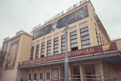 Солнцев показал ход ремонта Музкомедии