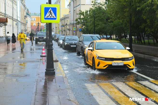 Одним только пассажирам известно, что за истории творятся за желтыми дверями такси. Подождите, мы тоже их знаем! | Источник: Артем Устюжанин / MSK1.RU