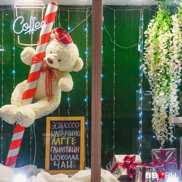 Справа от мишки лежат коробки, перевязанные алыми лентами | Источник: Тимофей Калмаков / 59.RU