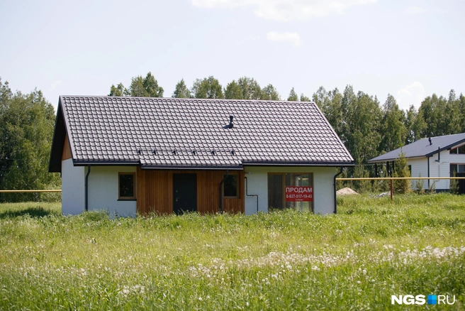 Коттеджный поселок привлек местных жителей уединенным спокойствием и уютом | Источник: Андрей Бортко / NGS.RU