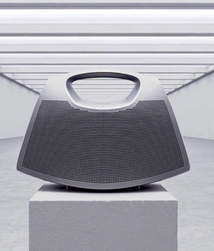 Balenciaga и Bang&Olufsen выпустили портативную колонку в форме сумки